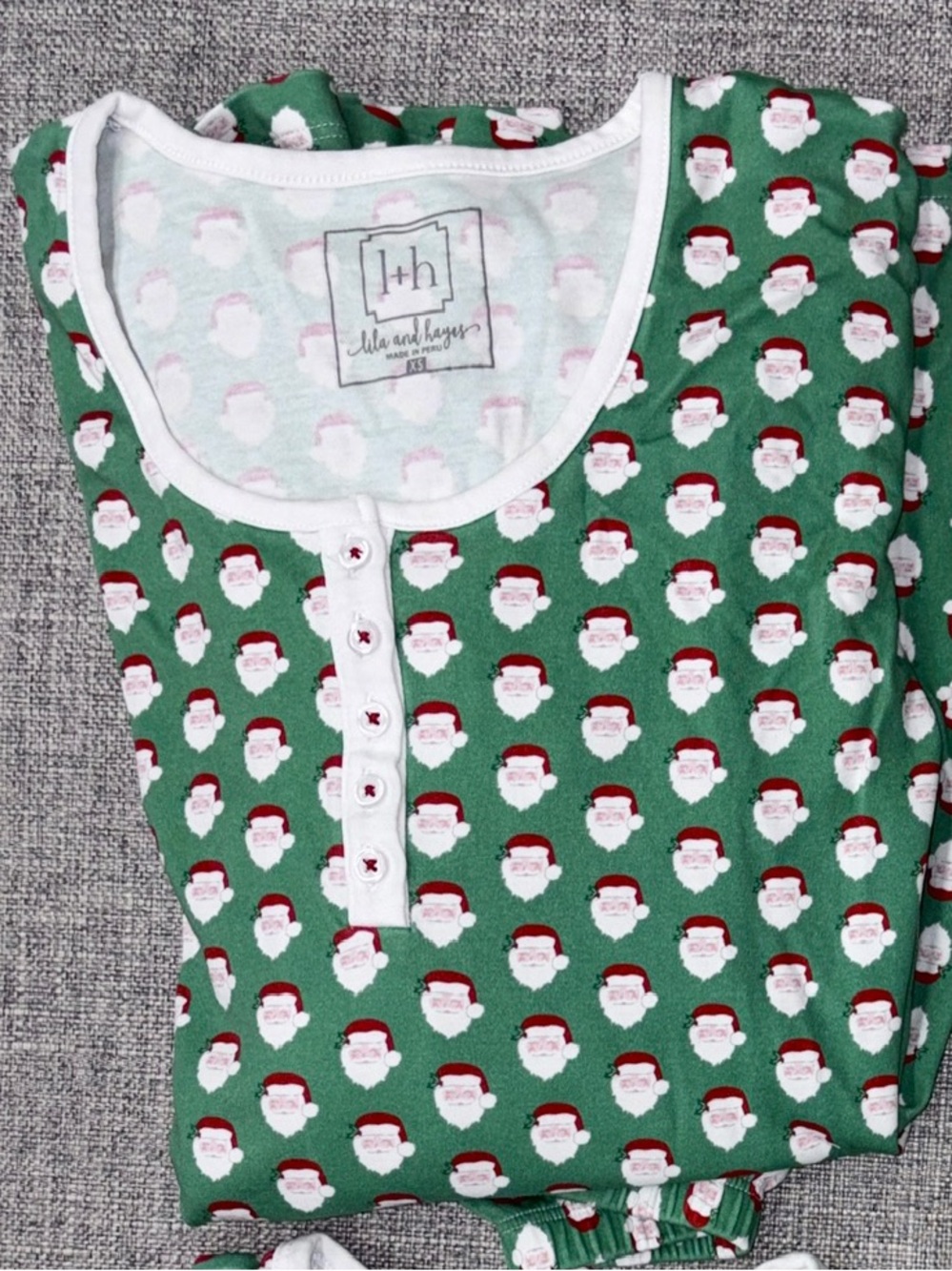 Lila and Hayes women’s XS Green Santa Print Kids Pajama Set EUC